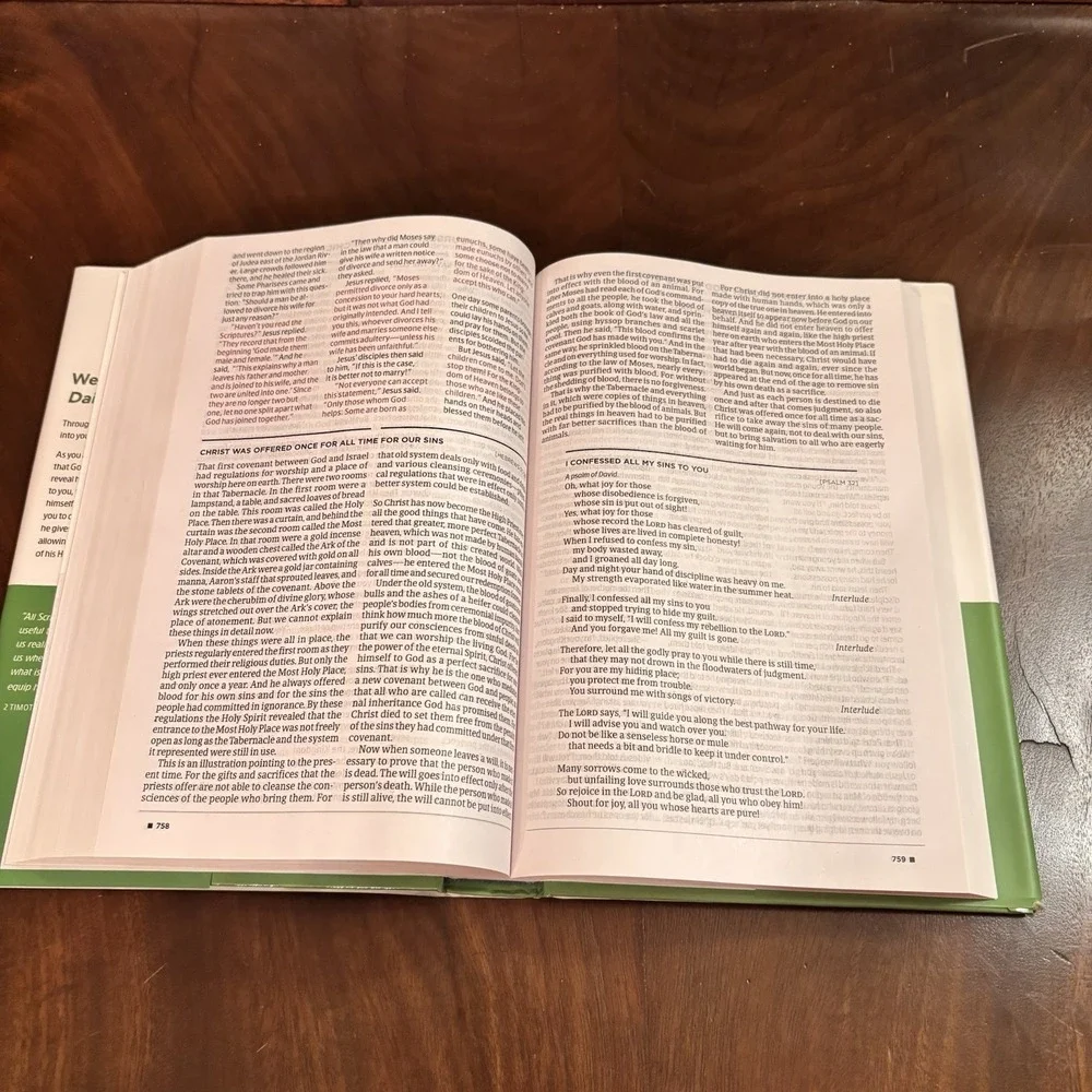 Daily‎ Reader's Bible NLT New Living Translation 365 Readings Tyndale HC 2015